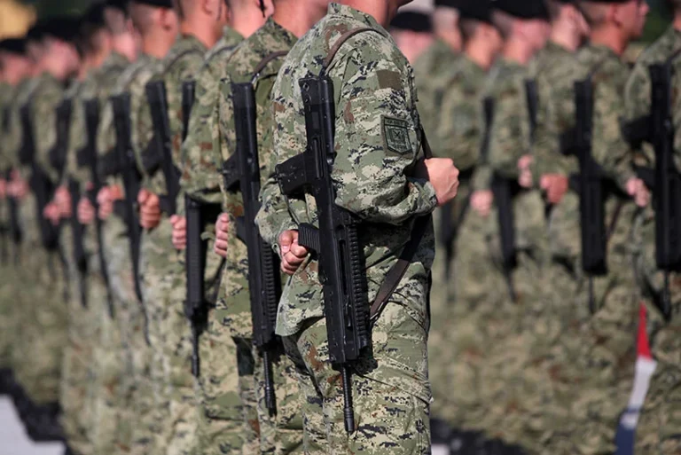 STAKLENI ZID KOJI UNOSI UMJETNIČKU SLIKU I TV U ISTO VRIJEME – novi način da unesete luksuz!