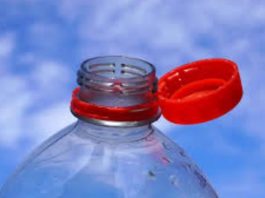 “A JA BESNA ŠTO MI ČEP UDARA U NOS” Sve vreme pogrešno otvarate NOVE FLAŠE, POGLEDAJTE GENIJALNI TRIK, oduševićete se (VIDEO)