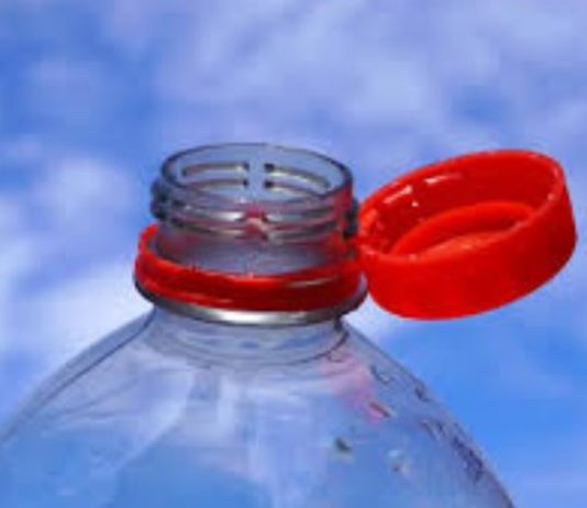 “A JA BESNA ŠTO MI ČEP UDARA U NOS” Sve vreme pogrešno otvarate NOVE FLAŠE, POGLEDAJTE GENIJALNI TRIK, oduševićete se (VIDEO)