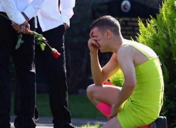 Na sahranu najboljeg prijatelja došao u zelenoj haljini: Na mrežama ga razapeli, a zbog njegovog razloga će vam zastati knedla u grlu