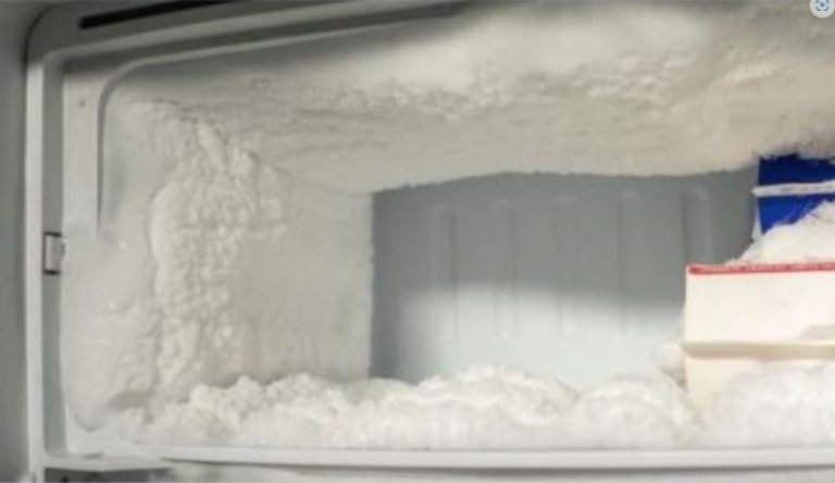 Jeftino rješenje: Ako redovito pravite led u zamrzivaču, stavite ove namirnice u zamrzivač i više nećete imati ovaj problem!