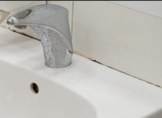 Kako ukloniti CRNU PLJESNI sa silikona u kuhinji i kupatilu ovim kućnim trikom: Radi!