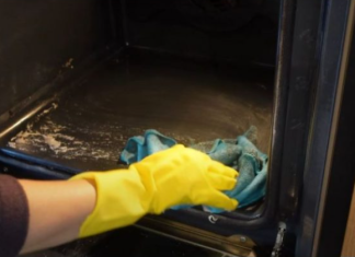 NE TREBATE SKIDATI STAKLO: Evo kako ja čistim unutrašnje staklo rerne, svi komplikuju, a TRIK JE JAKO JEDNOSTAVAN (VIDEO)