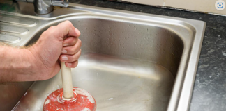 SAMO ŽLICA U SUDOPERU I PROBLEM JE RIJEŠEN: Ovaj prah čisti odvod bolje od skupih granula iz trgovine!