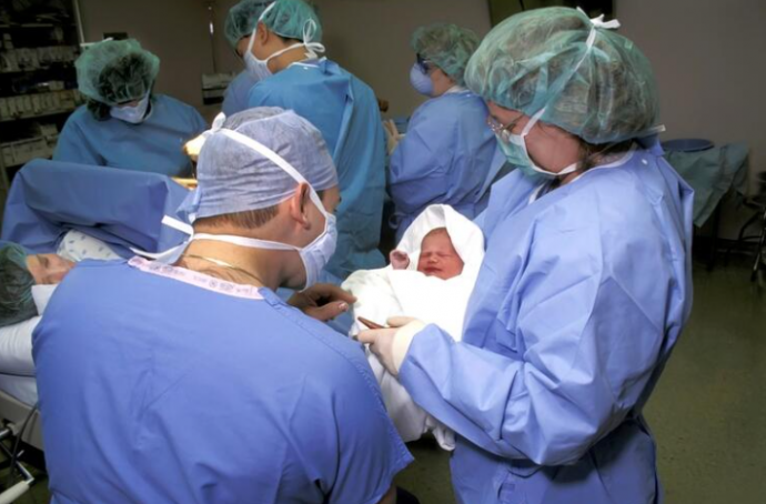 Dežurna sestra se onesvestila kad je videla bebu: Majka nije mogla da veruje šta je rodila, a ovako danas izgleda