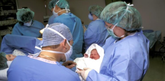 Dežurna sestra se onesvestila kad je videla bebu: Majka nije mogla da veruje šta je rodila, a ovako danas izgleda