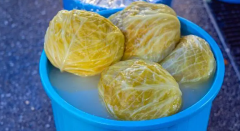 EVO KADA JE PRAVO VRIJEME – Profesionalni kuvar otkriva kako da pravilno i kada KISELITE KUPUS, ovako neće biti bijele skrame na površini