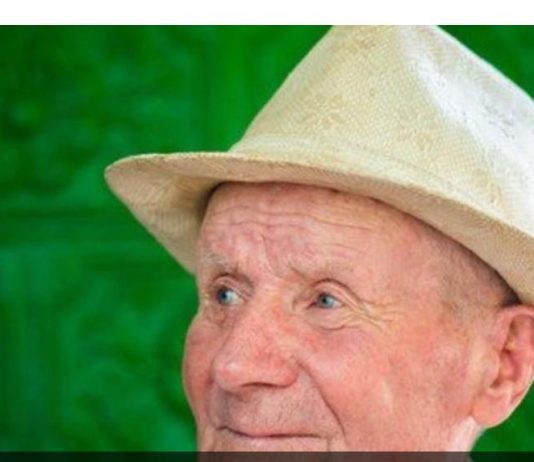 Mladiću umrla baba, a deda doveo novu ženu u kuću: Starac video da ga muze kad je pred porodicom…