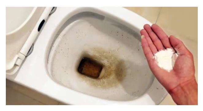 Zaboravite OCAT: Ovaj puder iz kuhinje čisti toalet dok čekate – bez kamenca, žutih mrlja i mirisa!