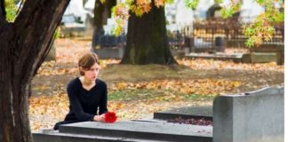 Dva meseca je na grobu muža viđala TUĐE cveće: Pomislila da je imao ljubavnicu, pa doživela još veći ŠOK