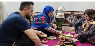 Sara sa mužem i svekrvom deli isti krevet: Svet je šokiran otkrićem kako izgleda njihov bliski odnos u troje