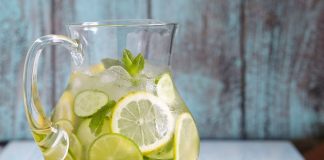 LIMUN U GAZIRANOJ VODI: JAK NAPITAK KOJI MOŽE SMANJITI I NAJŠIRI STRUK.