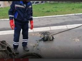 IZVUKLI “KAPITALCA” OD DVA METRA IZ KANALIZACIJE: Radnici ŠOKIRANI prizorom u naselju Vojvode Vlahovića! (FOTO)