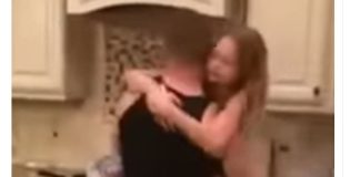 Mislila je da joj muž i kćerkica spremaju jeIo u kuhinji, ali kad je došla, zaIediIa se od scene koju je zatekla: Zatim je uključila kameru – da li je on normalan (Video)