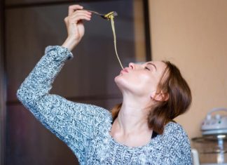 I čaj će da vas goji ako u ovo vreme idete na spavanje: 10 ključnih navika za gubljenje apetita i što ređe jedenje