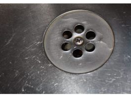 SMRDI VAM IZ KUPATILA KADA PADA KIŠA? Samo ubacite 1 sitnicu iz kuhinje u odvod i rešite problem