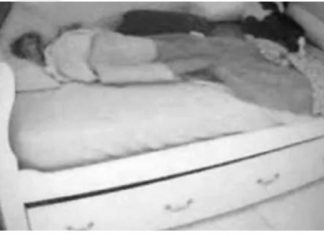 Sakrila kameru u sobu svoje kćerke jer je sumnjala da dovodi dečka noću, istina je biIa mnogo gora: Kada je vidjela šta je izašIo ispod kreveta, smučiIo joj se (Video)