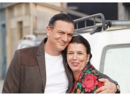 Naš glumac napravio kuću na selu pa sa ženom manekenkom okopava baštu: “Gajim kokoške, svinje i ovce – ovde je život”