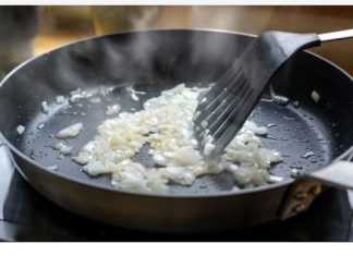 KAKO DA PRŽITE LUK A DA NE USMRDITE KUĆU: Dodajte samo 1 kašiku ovog i nestaće svi neprijatni mirisi, biće bolje zgusnut i lakši za varenje