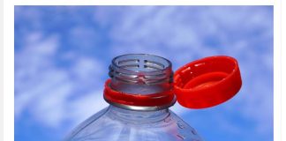 “A JA BESNA ŠTO MI ČEP UDARA U NOS” Sve vreme pogrešno otvarate NOVE FLAŠE, kad vidite ovaj GENIJALNI TRIK, oduševićete se (VIDEO)