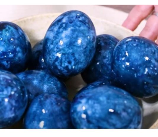 ŽENA OFARBALA JAJA NA POTPUNO PRIRODAN NAČIN I ODUŠEVILA: Za “Zvezdano nebo” su vam potrebna samo ova 2 čaja