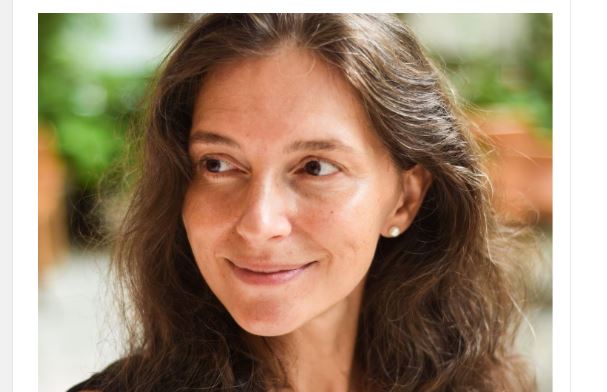 Jelenu je sestra posle majčine smrti ostavila u sirotištu i nikad se nije vratila po nju: Godinama kasnije stiže poziv koji je razorio na komade