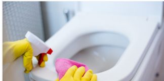 Sipala je sadržaj čaše u otvor na podu kupatila!Danima se u kući širio SMRAD,ovako ga je ELIMINISALA