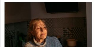 Ćerka joj ostavila unuka na čuvanju i otišla na poslovni put: Kada je otvorila torbu, njen sadržaj je šokirao, a onda joj je 1 poziv slomio srce