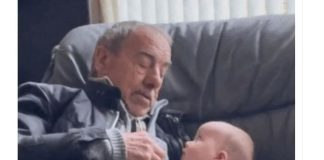 OSTAVILI SU BEBU NA TRENUTAK SA DEDOM: Kada su se vratili nisu mogli da vjeruju šta su zatekli!(VIDEO)