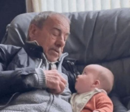 OSTAVILI SU BEBU NA TRENUTAK SA DEDOM: Kada su se vratili nisu mogli da vjeruju šta su zatekli!(VIDEO)