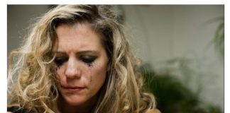 “Pravila sam rođendan mužu i uzela sam njegov telefon da pozovem njegove ortake: Slučajno sam naišla na užasne poruke zbog kojih sad na brak može da zaboravi”