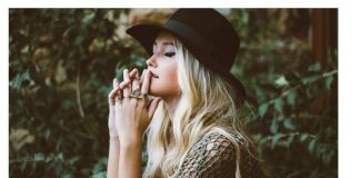 KĆERKA ŽELI DA SE VRATI KUĆI, A TEK SE UDALA: Kad mi je uslikala sta joj je svekrva ostvarila na krevet u sobi, POZLILO MI, VRAĆAM JE KUĆI MOMENTALNO!