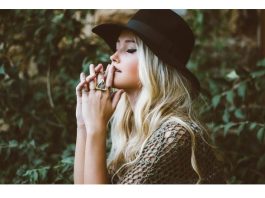 KĆERKA ŽELI DA SE VRATI KUĆI, A TEK SE UDALA: Kad mi je uslikala sta joj je svekrva ostvarila na krevet u sobi, POZLILO MI, VRAĆAM JE KUĆI MOMENTALNO!