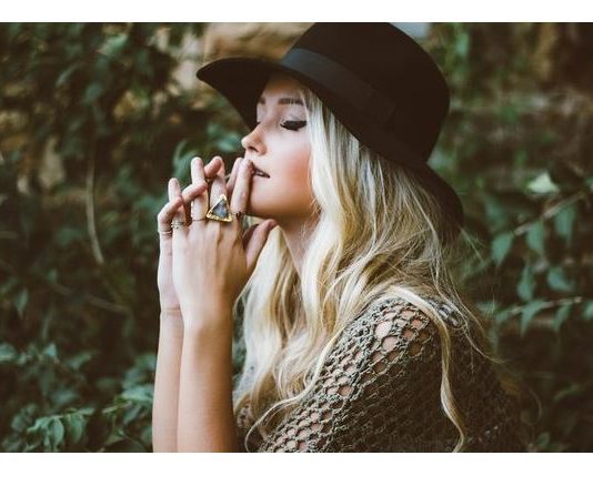 KĆERKA ŽELI DA SE VRATI KUĆI, A TEK SE UDALA: Kad mi je uslikala sta joj je svekrva ostvarila na krevet u sobi, POZLILO MI, VRAĆAM JE KUĆI MOMENTALNO!