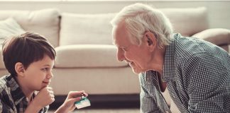 OSTAVILI SU BEBU NA TRENUTAK SA DEDOM: Kada su se vratili nisu mogli da vjeruju šta su zatekli!(VIDEO)