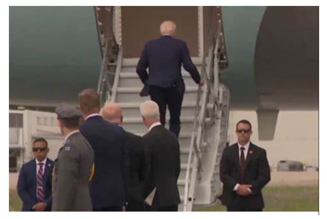 “Karma nikog nikad nije zaobišla”: Tramp se sapleo na stepenicama pre nego što je ušao u avion, “ODE ČOVEK”! VIDEO