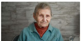 Sin mi uzima poslednji dinar iz kuće, a na ulici se pravi da me ne poznaje: Sve sam mu dala, a sad u starosti ne vredim ni čašu vode