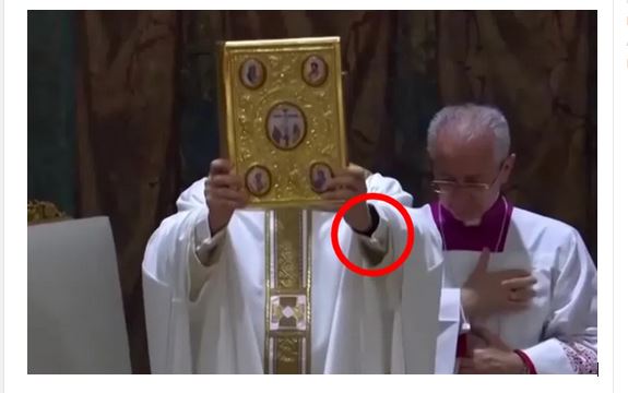 Ljudi ne mogu da veruju: Novi papa podigao ruku, a ispod rukava provirio detalj koji niko nije očekivao