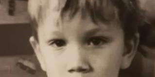 DANAS JE VELIKI ŠMEKER, DEVOJKE LUDE ZA NJIM I IZGLEDA KAO MILION DOLARA! Da li možete da prepoznate ko je dečak na fotografiji? Reč je o poznatom pevaču