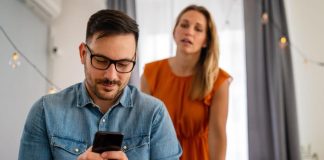 “NEVERNI MUŽEVI I ŽENE U AKCIJI: 11 trikova koje koriste da sakriju AFFERU – Broj 7 će vas zapanjiti!”