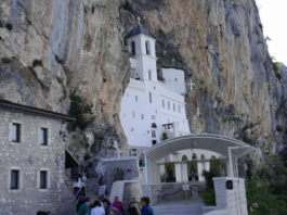 Ko ne sme da uđe u manastir Ostrog: Onaj ko ide treba da ispoštuje stroga pravila, inače će se ogrešiti – 1 stvar obavezno ponesite