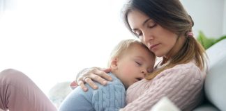 SMESTILA JE ĆERKICU (3) DA SPAVA I SIŠLA U PRIZEMLJE! Odjednom je čula kako joj komšija lupa na vrata i vrišti – usledila je najgora noćna mora s devojčicom!