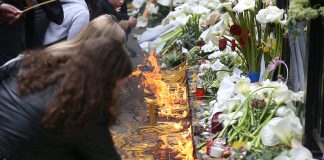 Pokojnika u Rogoznici spustili na zemlju, kada su svi očekivali popov glas, začulo se nešto jezivo: Svi su gutali suze i knedle u grlu