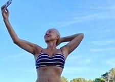 Ovako izgleda tijelo žene od 65 godina kad se fotografije ne fotošopiraju: Brena se skinula u kupaći i pokazala sve nesavršenosti FOTO