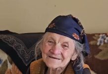 Baka Dica na 40 stepeni pešači kilometrima da bi prodavala stvari na pijaci i zaradila koji dinar za nju i bolesnog sina! Ova priča rasplakala je pola regiona