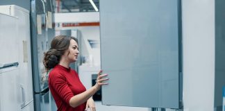 Ovaj deo frižidera niko nikad ne briše, a često zbog toga smrdi: Ako ga operete, smanjićete račun za struju – ODMAH