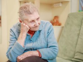 Majka mi je dementna i moja deca je se plaše: Ne žele više da je vide, a ja se osećam kao da sam loš sin