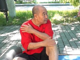 DREVNA KINESKA VEŽBA KOJA SE RADI SEDEĆI, A ČISTI TELO OD TOKSINA: Majstor Mu Jučun savetuje, ovo radite svaki dan!