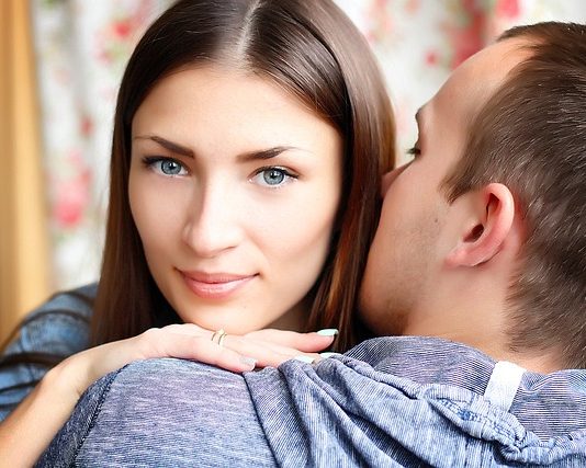 Muškarci “gube glavu” kada žene rade ove 3 stvari: Dame, ne trčite za njima nego ih podstaknite da oni trče za vama