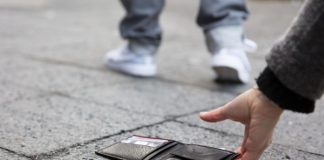 Mladić našao novčanik, a u njemu 300 dinara i PISMO sa adresom: Zakucao je na vrata, a onda se desio Š0K